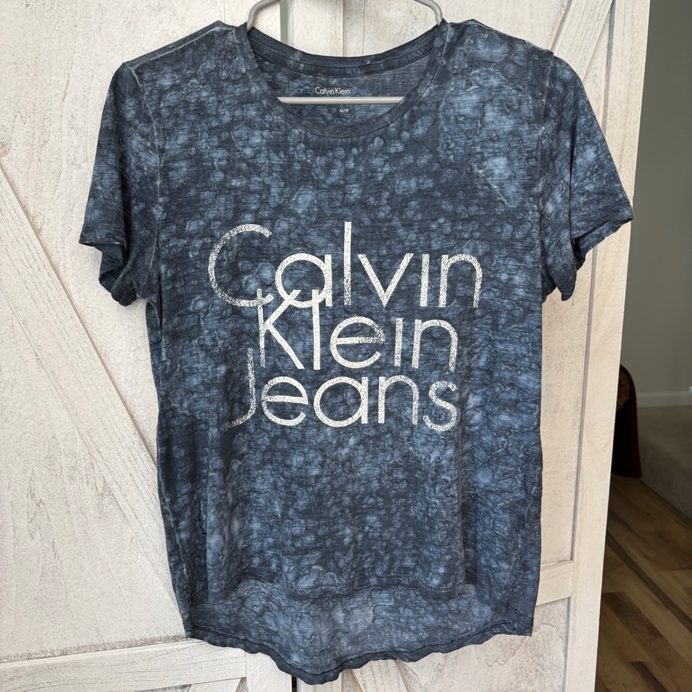 Calvin Klein Jeans Logo Tie-Dye T-Shirt Women’s Size Medium Blue High Low Hem